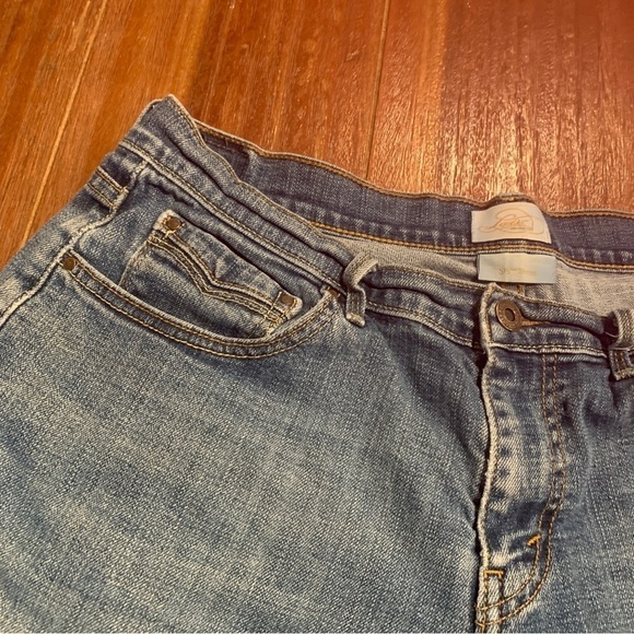 Levi’s Women’s Denim Jean Mid Rise Shorts Size 10 - Picture 2 of 9
